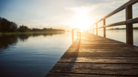 水边木质栈桥风景图片