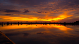 水边木质栈桥风景图片