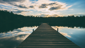 水边木质栈桥风景图片
