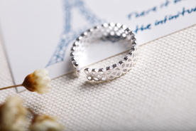 银戒指唯美图片