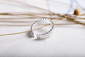 银戒指唯美图片