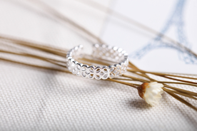 银戒指唯美图片