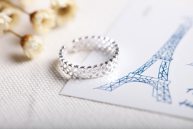 银戒指唯美图片