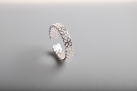 银戒指唯美图片