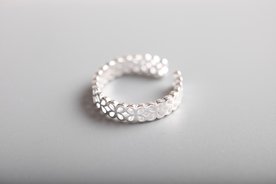 银戒指唯美图片