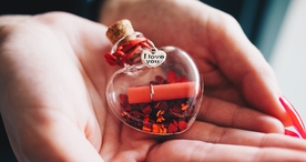 手中物品手捧东西图片