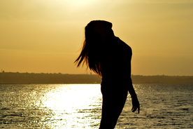 人物剪影轮廓摄影图片