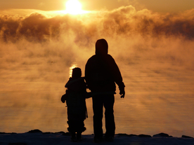 人物剪影轮廓摄影图片