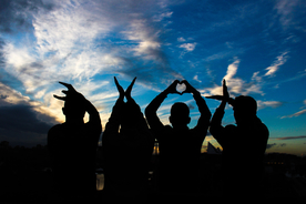 人物剪影轮廓摄影图片