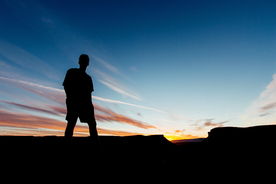 人物剪影轮廓摄影图片