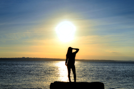 人物剪影轮廓摄影图片