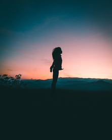 人物剪影轮廓摄影图片