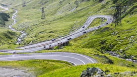 绿色环绕的公路大道图片