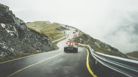 绿色环绕的公路大道图片