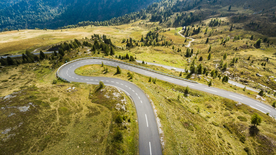 绿色环绕的公路大道图片