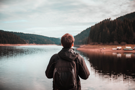 青年背影轮廓图片