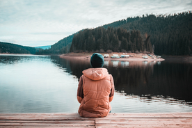 青年背影轮廓图片