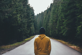 青年背影轮廓图片