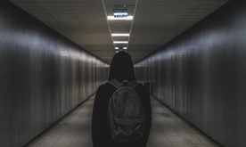 青年背影轮廓图片