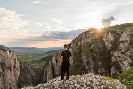 青年背影轮廓图片