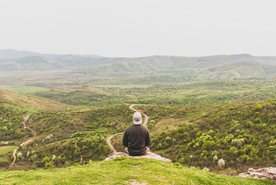 青年背影轮廓图片