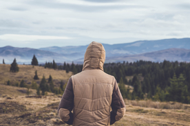 青年背影轮廓图片