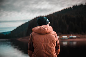 青年背影轮廓图片