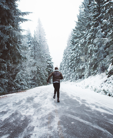 青年背影轮廓图片