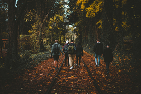 青年背影轮廓图片