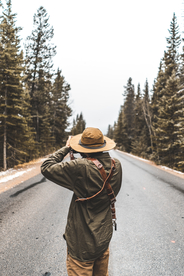 青年背影轮廓图片
