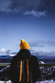 青年背影轮廓图片