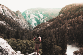 青年背影轮廓图片