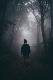 青年背影轮廓图片