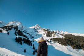 青年背影轮廓图片