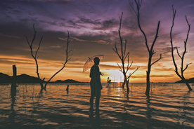 人物剪影轮廓摄影图片