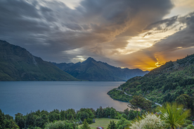 落日时分的湖面