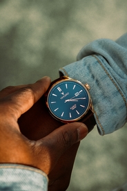 戴在手上的手表图片