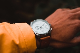 戴在手上的手表图片