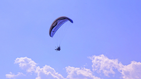 滑翔伞跳伞飞行图片