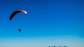 滑翔伞跳伞飞行图片