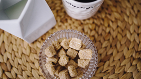 香甜的咖啡伴侣方糖图片