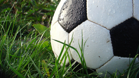 草坪足球特写图片