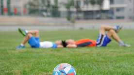 草坪足球特写图片