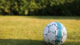 草坪足球特写图片