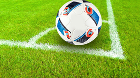 草坪足球特写图片