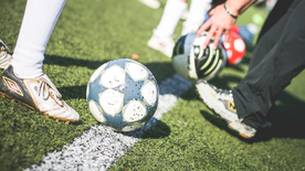 草坪足球特写图片
