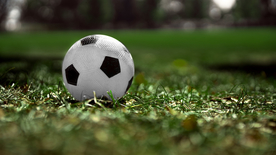 草坪足球特写图片