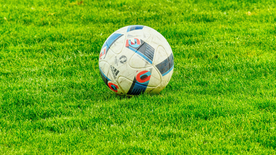 草坪足球特写图片