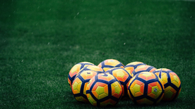 草坪足球特写图片