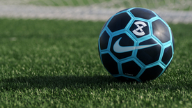 草坪足球特写图片